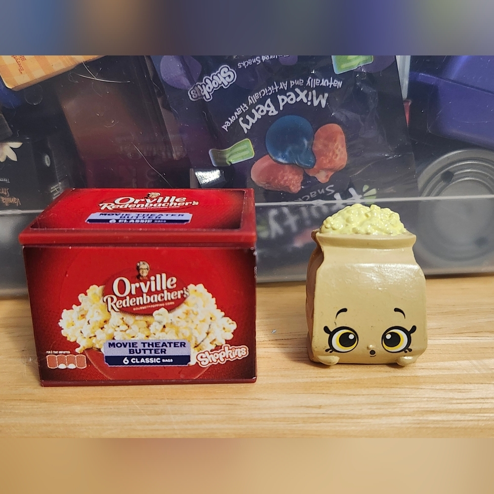 Shopkins Movie Theater Butter Popcorn Kernel Toy - Red and Beige